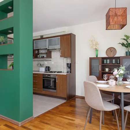 Cracow Verdant With Parking By Renters *